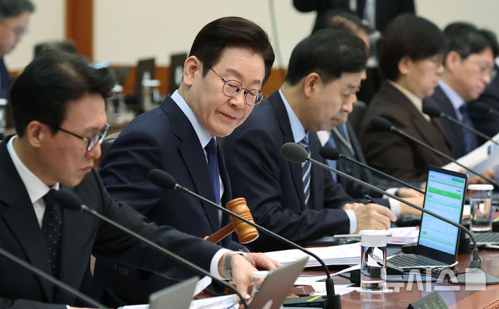 [서울=뉴시스] 최동준 기자 = 이재명 대통령이 10일 청와대에서 열린 국무회의에서 의사봉을 두드리며 개회 선언을 하고 있다. (청와대통신사진기자단) 2026.02.10. photocdj@newsis.com