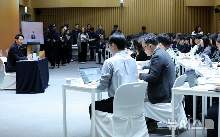 [서울=뉴시스] 이영환 기자 = 오세훈 서울시장이 10일 오전 서울 중구 서울시청에서 열린 출입기자단 신년 간담회에 참석해 기자들의 질문에 답하고 있다. 2026.02.10. 20hwan@newsis.com