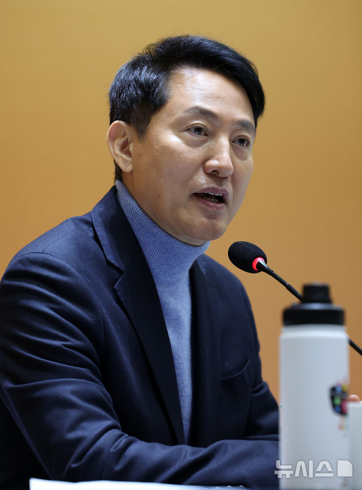 [서울=뉴시스] 이영환 기자 = 오세훈 서울시장이 10일 오전 서울 중구 서울시청에서 열린 출입기자단 신년 간담회에 참석해 기자들의 질문에 답하고 있다. 2026.02.10. 20hwan@newsis.com