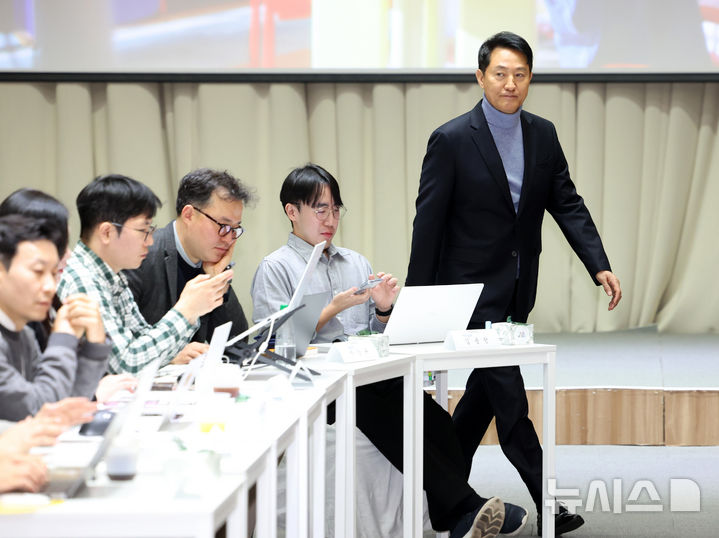 [서울=뉴시스] 이영환 기자 = 오세훈 서울시장이 10일 오전 서울 중구 서울시청에서 열린 출입기자단 신년 간담회에 참석하고 있다. 2026.02.10. 20hwan@newsis.com