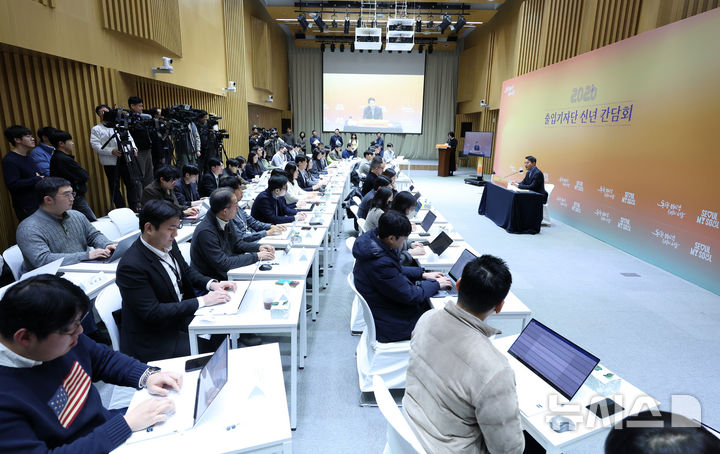 [서울=뉴시스] 이영환 기자 = 오세훈 서울시장이 10일 오전 서울 중구 서울시청에서 열린 출입기자단 신년 간담회에 참석해 기자들의 질문에 답하고 있다. 2026.02.10. 20hwan@newsis.com