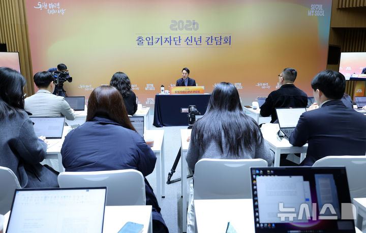 [서울=뉴시스] 이영환 기자 = 오세훈 서울시장이 10일 오전 서울 중구 서울시청에서 열린 출입기자단 신년 간담회에 참석해 기자들의 질문에 답하고 있다. 2026.02.10. 20hwan@newsis.com