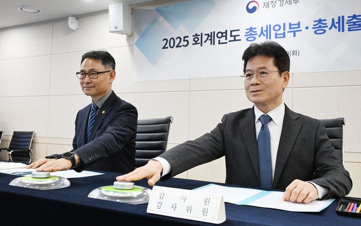 [서울=뉴시스] 허장 재정경제부 2차관이 10일 서울 용산구 한국재정정보원에서 열린 '2025회계연도 총세입부·총세출부 마감행사'에서 이남구 감사원 감사위원과 함께 세입·세출 실적을 확정하고 있다. (사진=재정경제부 제공) 2026.02.10. photo@newsis.com *재판매 및 DB 금지