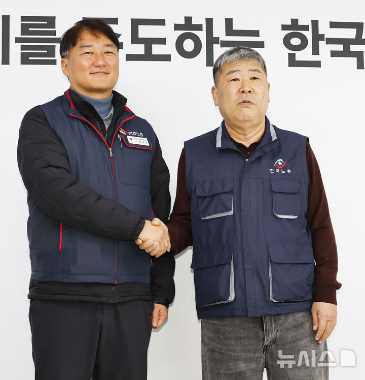 [서울=뉴시스] 최진석 기자 = 양경수(왼쪽) 전국민주노동조합총연맹(민주노총) 위원장과 김동명 한국노동조합총연맹(한국노총) 위원장이 지난 2월 10일 서울 여의도 한국노총 위원장실에서 열린 양대노총 위원장 신년 간담회에서 악수하고 있다. 2026.02.10. myjs@newsis.com