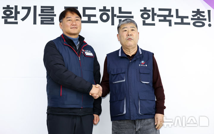[서울=뉴시스] 최진석 기자 = 양경수(왼쪽) 전국민주노동조합총연맹(민주노총) 위원장과 김동명 한국노동조합총연맹(한국노총) 위원장이 10일 서울 여의도 한국노총 위원장실에서 열린 양대노총 위원장 신년 간담회에서 악수하고 있다. 2026.02.10. myjs@newsis.com