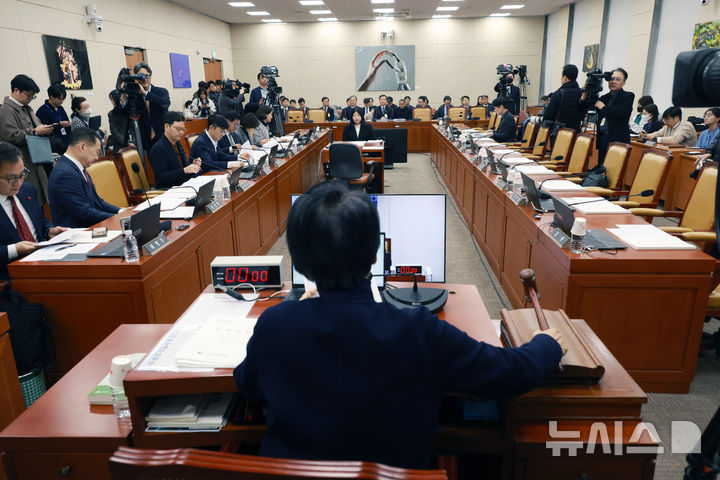 [서울=뉴시스] 고승민 기자 = 10일 서울 여의도 국회에서 열린 과학기술정보방송통신위원회 전체회의에서 최민희 위원장이 회의를 개의하고 있다. 2026.02.10. kkssmm99@newsis.com