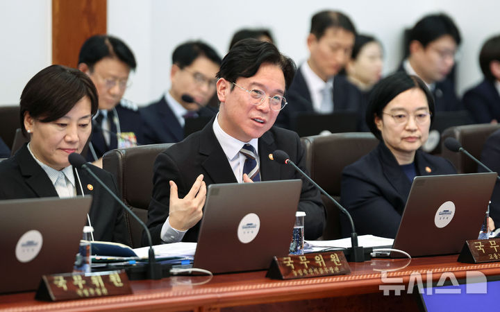 [서울=뉴시스] 최동준 기자 = 김영훈 고용노동부 장관이 10일 청와대에서 열린 국무회의에서 발언하고 있다. (청와대통신사진기자단) 2026.02.10. photocdj@newsis.com