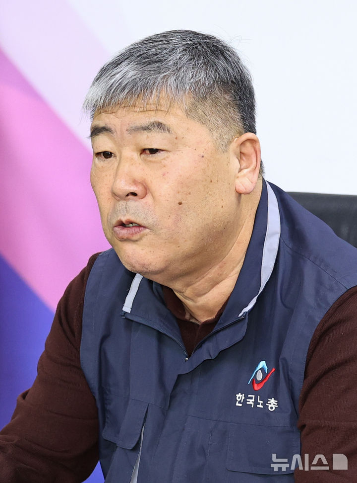 [서울=뉴시스] 최진석 기자 = 김동명 한국노동조합총연맹(한국노총) 위원장이 10일 서울 여의도 한국노총 위원장실에서 열린 양대노총 위원장 신년 간담회에서 발언하고 있다. 2026.02.10. myjs@newsis.com