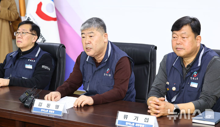 [서울=뉴시스] 최진석 기자 = 김동명(가운데) 한국노동조합총연맹(한국노총) 위원장이 10일 서울 여의도 한국노총 위원장실에서 열린 양대노총 위원장 신년 간담회에서 발언하고 있다. 2026.02.10.&nbsp; myjs@newsis.com