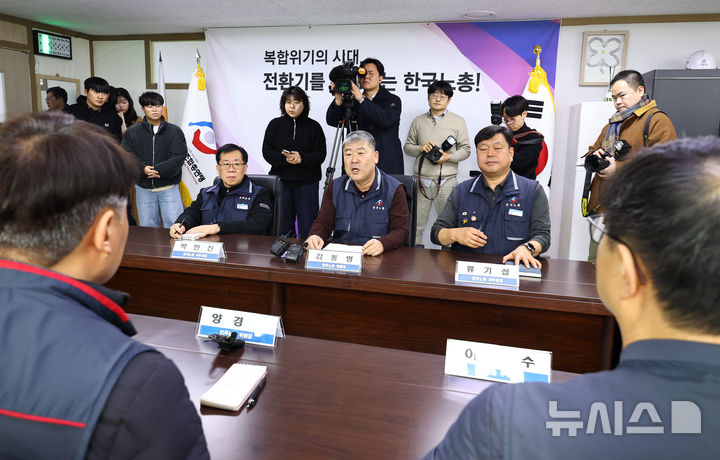 [서울=뉴시스] 최진석 기자 = 김동명(가운데) 한국노동조합총연맹(한국노총) 위원장이 10일 서울 여의도 한국노총 위원장실에서 열린 양대노총 위원장 신년 간담회에서 발언하고 있다. 2026.02.10. myjs@newsis.com