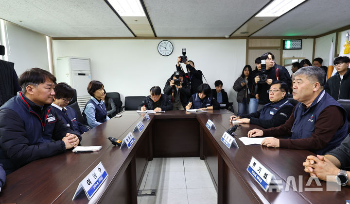 [서울=뉴시스] 최진석 기자 = 김동명(오른쪽) 한국노동조합총연맹(한국노총) 위원장이 10일 서울 여의도 한국노총 위원장실에서 열린 양대노총 위원장 신년 간담회에서 발언하고 있다. 왼쪽은 양경수 전국민주노동조합총연맹(민주노총) 위원장. 2026.02.10. myjs@newsis.com