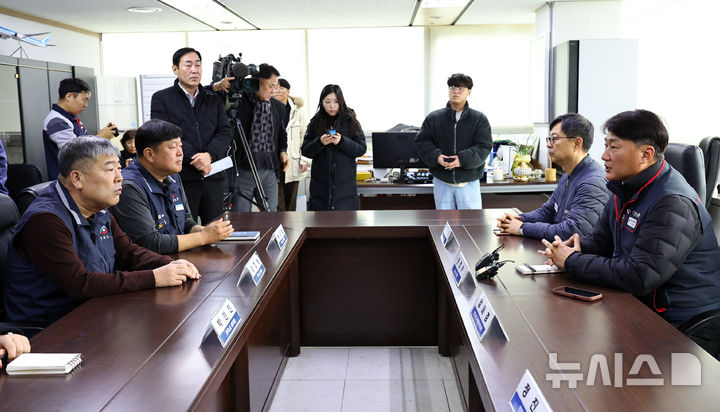 [서울=뉴시스] 최진석 기자 = 양경수(오른쪽) 전국민주노동조합총연맹(민주노총) 위원장이10일 서울 여의도 한국노총 위원장실에서 열린 양대노총 위원장 신년 간담회에서 발언하고 있다. 왼쪽은 김동명 한국노동조합총연맹(한국노총) 위원장. 2026.02.10. myjs@newsis.com