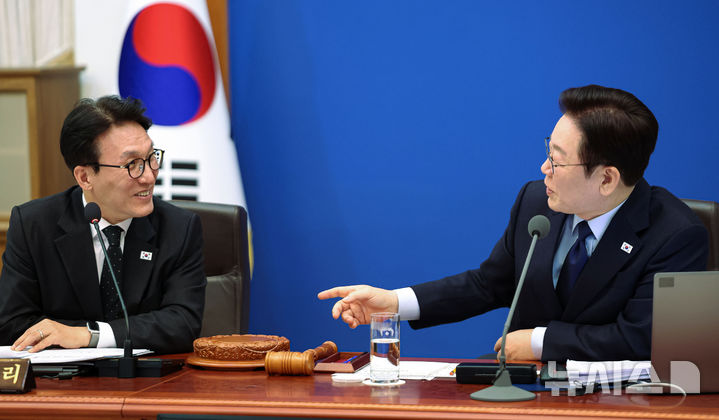 [서울=뉴시스] 최동준 기자 = 이재명 대통령과 김민석 국무총리가 10일 청와대에서 열린 국무회의에서 대화하고 있다. (청와대통신사진기자단) 2026.02.10. photocdj@newsis.com