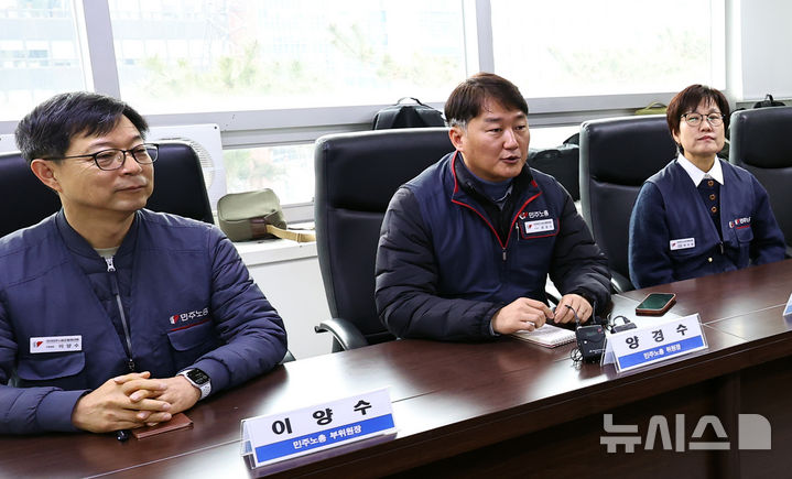 [서울=뉴시스] 최진석 기자 = 양경수(가운데) 전국민주노동조합총연맹(민주노총) 위원장이10일 서울 여의도 한국노총 위원장실에서 열린 양대노총 위원장 신년 간담회에서 발언하고 있다. 2026.02.10. myjs@newsis.com
