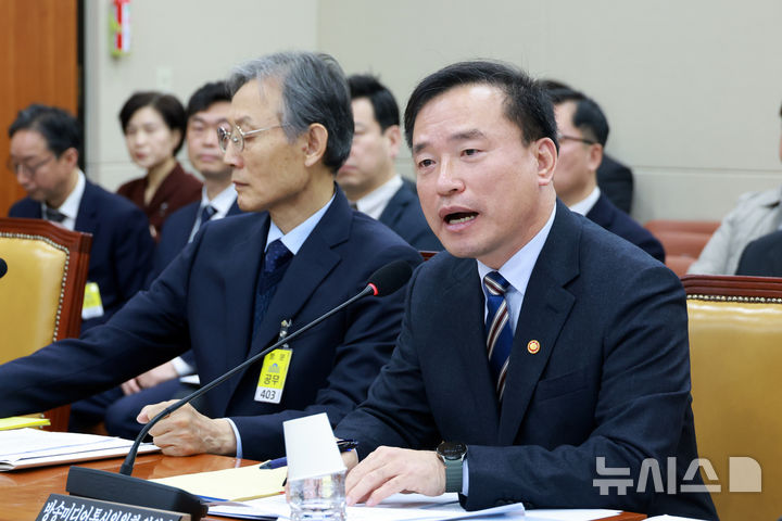 [서울=뉴시스] 고승민 기자 = 김종철 방송미디어통신위원장이 10일 서울 여의도 국회에서 열린 과학기술정보방송통신위원회 전체회의에서 의원 질의에 답하고 있다. 2026.02.10. kkssmm99@newsis.com