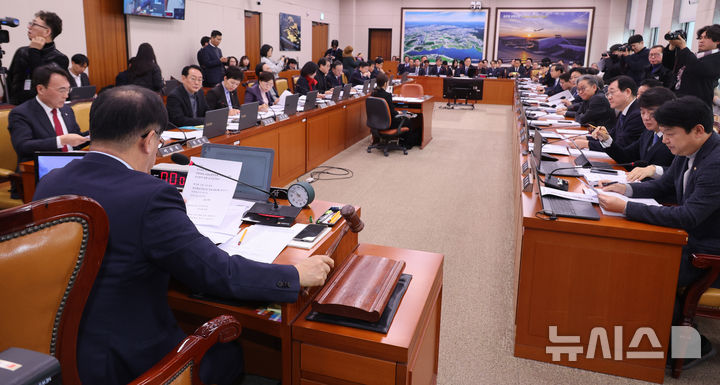 [서울=뉴시스] 김금보 기자 = 맹성규 국회 국토교통위원회 위원장이 지난달 10일 오전 서울 여의도 국회에서 열린 전체회의에서 의사봉을 두드리고 있다. 2026.02.10. kgb@newsis.com