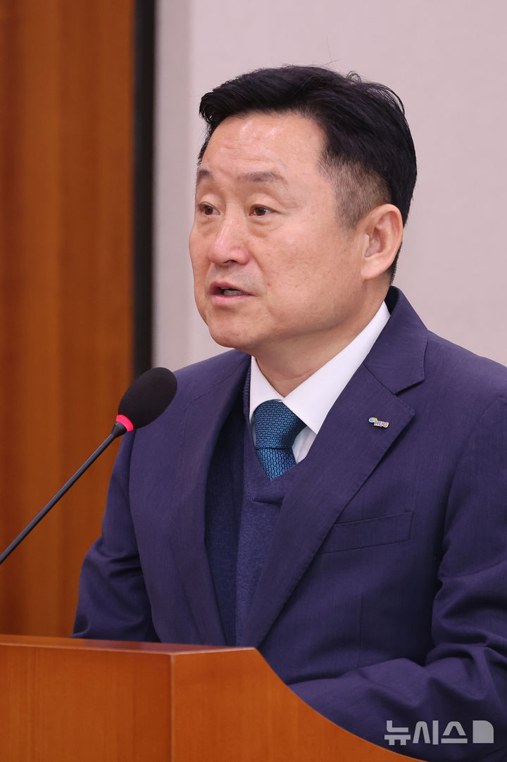 [서울=뉴시스] 김금보 기자 = 최인호 주택도시보증공사(HUG) 사장이 10일 오전 서울 여의도 국회에서 열린 국토교통위원회 전체회의에서 인사말을 하고 있다. 2026.02.10. kgb@newsis.com