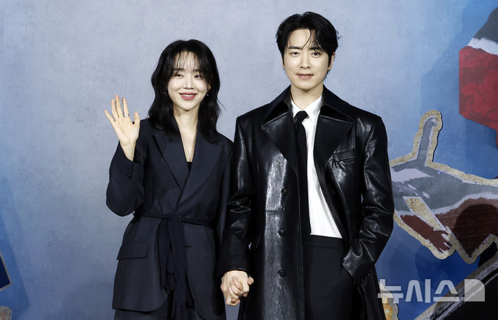 [서울=뉴시스] 김혜진 기자 = 배우 신혜선(왼쪽), 이준혁이 10일 오전 서울 중구 앰배서더 서울 풀만에서 열린 넷플릭스 시리즈 '레이디 두아' 제작발표회에서 포즈를 취하고 있다. 2026.02.10. jini@newsis.com