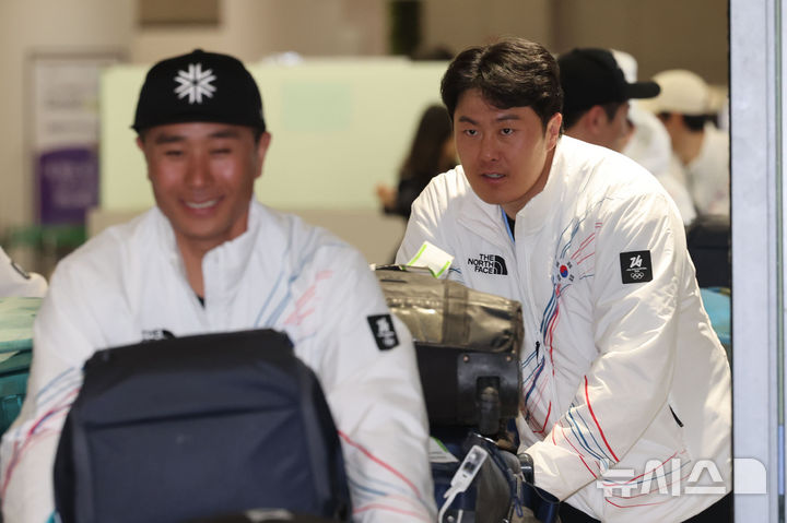 [인천공항=뉴시스] 권창회 기자 = 2026 밀라노-코르티나담페초 동계올림픽 스노보드 남자 평행대회에서 은메달을 차지한 김상겸이 10일 인천국제공항 제1여객터미널을 통해 귀국하고 있다. 2026.02.10. kch0523@newsis.com