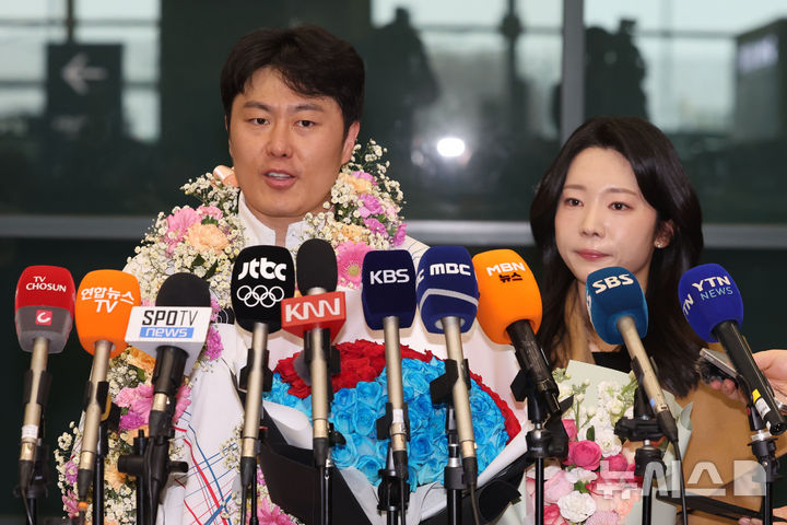 [인천공항=뉴시스] 권창회 기자 = 2026 밀라노-코르티나담페초 동계올림픽 스노보드 남자 평행대회에서 은메달을 차지한 김상겸이 10일 인천국제공항 제1여객터미널을 통해 귀국하며 취재진 질의에 답하고 있다. 2026.02.10. kch0523@newsis.com