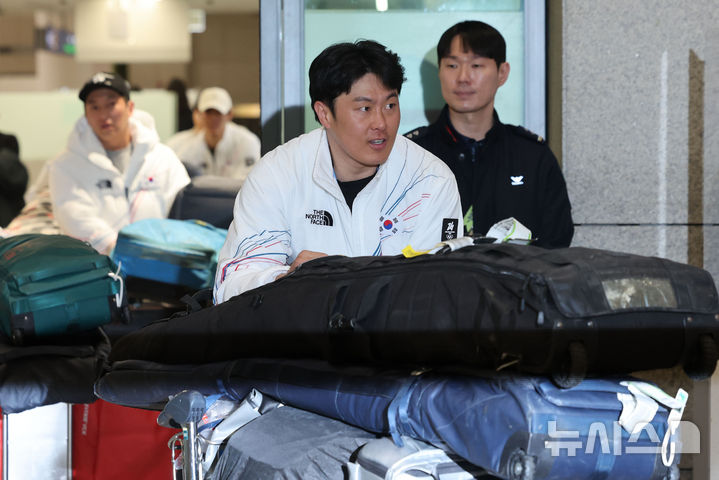 [인천공항=뉴시스] 권창회 기자 = 2026 밀라노-코르티나담페초 동계올림픽 스노보드 남자 평행대회에서 은메달을 차지한 김상겸이 10일 인천국제공항 제1여객터미널을 통해 귀국하고 있다. 2026.02.10. kch0523@newsis.com