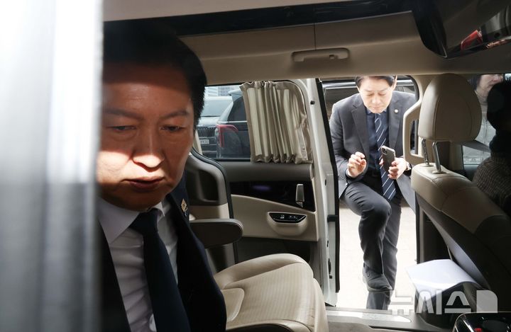 [서울=뉴시스] 조성봉 기자 = 정청래 더불어민주당 대표가 10일 오전 서울 여의도 국회에서 열린 비공개 의원총회 중 밖으로 나와 차량에 오르고 있다. 2026.02.10. suncho21@newsis.com 