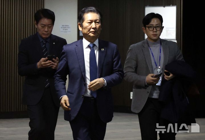 [서울=뉴시스] 조성봉 기자 = 정청래 더불어민주당 대표가 10일 오전 서울 여의도 국회에서 열린 비공개 의원총회 중 잠시 밖으로 나와 이동하고 있다. 2026.02.10. suncho21@newsis.com 