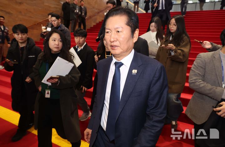 [서울=뉴시스] 조성봉 기자 = 정청래 더불어민주당 대표가 10일 오전 서울 여의도 국회에서 열린 비공개 의원총회 중 잠시 밖으로 나와 이동하고 있다. 2026.02.10. suncho21@newsis.com 