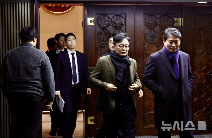 [서울=뉴시스] 조성봉 기자 = 10일 오전 서울 여의도 국회에서 열린 더불어민주당 비공개 의원총회에서 김우영, 이정헌 의원 등이 밖으로 나오고 있다. . 2026.02.10. suncho21@newsis.com 