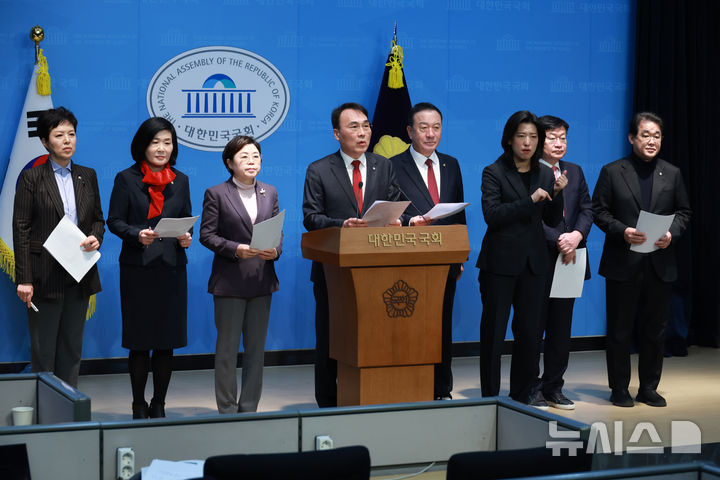 [서울=뉴시스] 고승민 기자 = 이종욱 등 국민의힘 국토교통위원회 위원들이 10일 서울 여의도 국회 소통관에서 민주당의 국토교통위 법안(국토부장관의 토지거래허가구역 지정 권한 강화, 민간 주택공급 외면 등) 처리 규탄 기자회견을 하고 있다. 2026.02.10. kkssmm99@newsis.com
