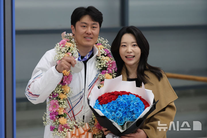 [인천공항=뉴시스] 권창회 기자 = 2026 밀라노-코르티나담페초 동계올림픽 스노보드 남자 평행대회에서 은메달을 차지한 김상겸이 10일 인천국제공항 제1여객터미널을 통해 귀국해 은메달을 들어보이고 있다. 2026.02.10. kch0523@newsis.com