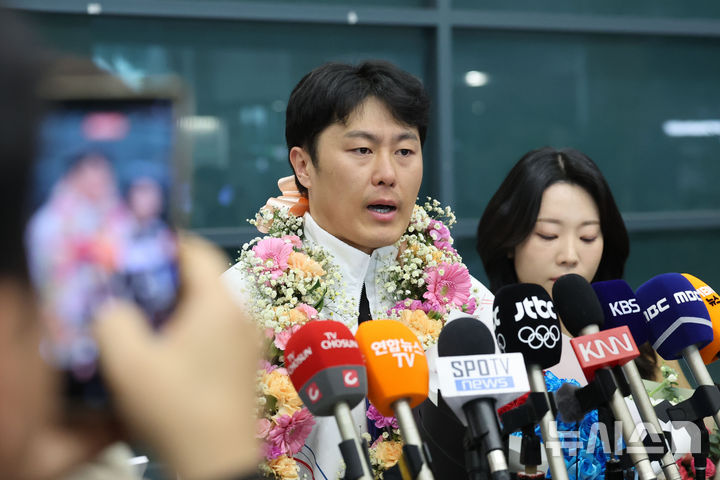 [인천공항=뉴시스] 권창회 기자 = 2026 밀라노-코르티나담페초 동계올림픽 스노보드 남자 평행대회에서 은메달을 차지한 김상겸이 10일 인천국제공항 제1여객터미널을 통해 귀국하며 취재진 질의에 답하고 있다. 2026.02.10. kch0523@newsis.com