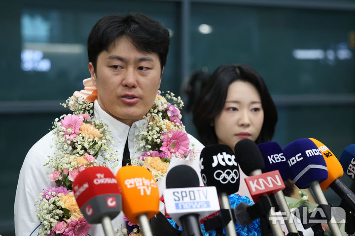 [인천공항=뉴시스] 권창회 기자 = 2026 밀라노-코르티나담페초 동계올림픽 스노보드 남자 평행대회에서 은메달을 차지한 김상겸이 10일 인천국제공항 제1여객터미널을 통해 귀국하며 취재진 질의에 답하고 있다. 2026.02.10. kch0523@newsis.com