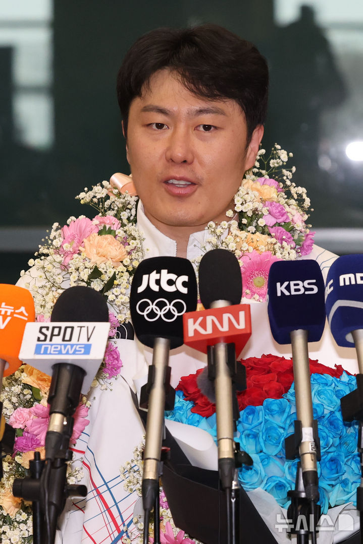 [인천공항=뉴시스] 권창회 기자 = 2026 밀라노-코르티나담페초 동계올림픽 스노보드 남자 평행대회에서 은메달을 차지한 김상겸이 10일 인천국제공항 제1여객터미널을 통해 귀국하며 취재진 질의에 답하고 있다. 2026.02.10. kch0523@newsis.com