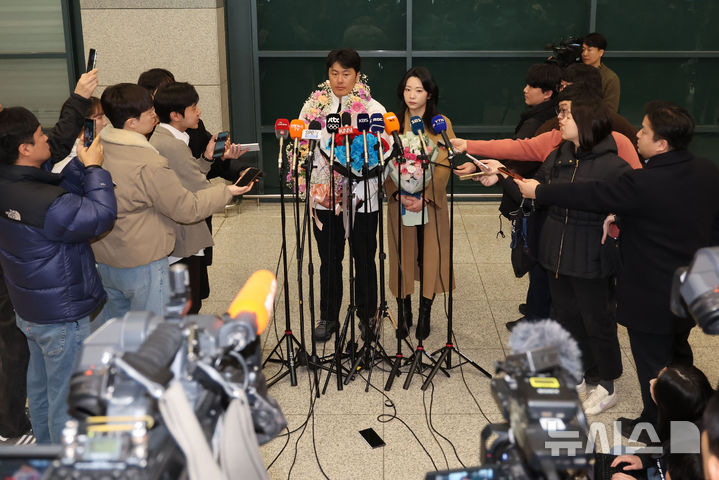 [인천공항=뉴시스] 권창회 기자 = 2026 밀라노-코르티나담페초 동계올림픽 스노보드 남자 평행대회에서 은메달을 차지한 김상겸이 10일 인천국제공항 제1여객터미널을 통해 귀국하며 취재진 질의에 답하고 있다. 2026.02.10. kch0523@newsis.com