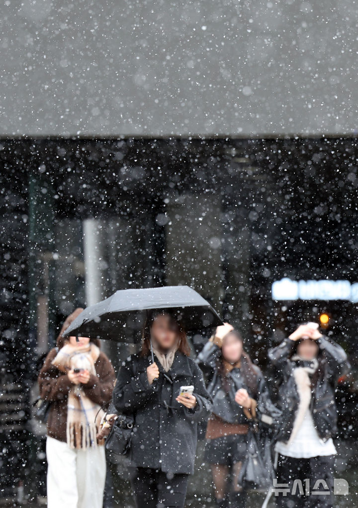  [부산=뉴시스] 하경민 기자 = 좀처럼 눈 구경하기 힘든 부산지역에 함박눈이 내린 10일 동구 부산역 광장에서 시민과 관광객들이 눈을 맞으며 이동하고 있다. 2026.02.10. yulnetphoto@newsis.com