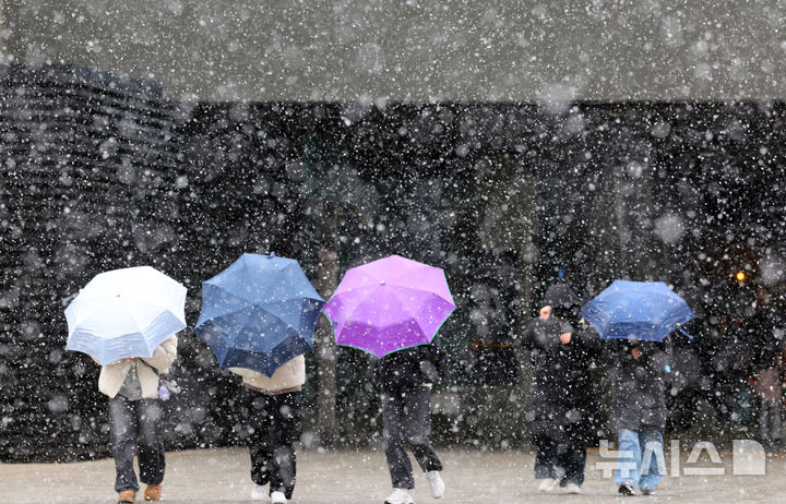  [부산=뉴시스] 하경민 기자 = 좀처럼 눈 구경하기 힘든 부산지역에 함박눈이 내린 10일 동구 부산역 광장에서 시민과 관광객들이 눈을 맞으며 이동하고 있다. 2026.02.10. yulnetphoto@newsis.com