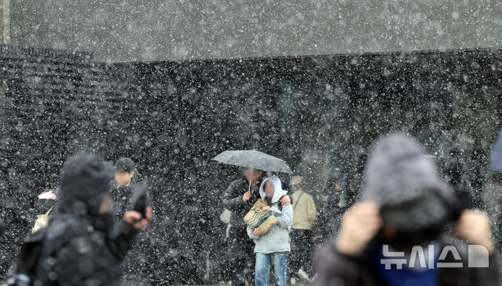  [부산=뉴시스] 하경민 기자 = 좀처럼 눈 구경하기 힘든 부산지역에 함박눈이 내린 10일 동구 부산역 광장에서 시민과 관광객들이 눈을 맞으며 이동하고 있다. 2026.02.10. yulnetphoto@newsis.com