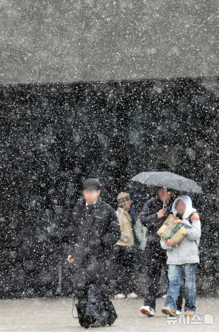  [부산=뉴시스] 하경민 기자 = 좀처럼 눈 구경하기 힘든 부산지역에 함박눈이 내린 10일 동구 부산역 광장에서 시민과 관광객들이 눈을 맞으며 이동하고 있다. 2026.02.10. yulnetphoto@newsis.com