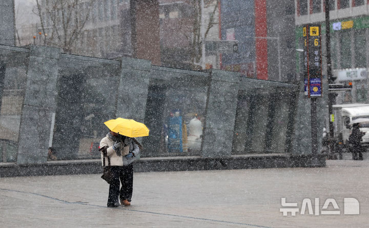  [부산=뉴시스] 하경민 기자 = 좀처럼 눈 구경하기 힘든 부산지역에 함박눈이 내린 10일 동구 부산역 광장에서 시민과 관광객들이 눈을 맞으며 이동하고 있다. 2026.02.10. yulnetphoto@newsis.com
