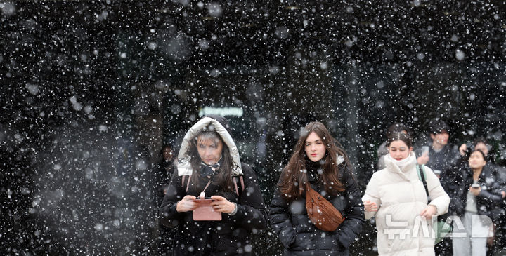  [부산=뉴시스] 하경민 기자 = 좀처럼 눈 구경하기 힘든 부산지역에 함박눈이 내린 10일 동구 부산역 광장에서 시민과 관광객들이 눈을 맞으며 이동하고 있다. 2026.02.10. yulnetphoto@newsis.com