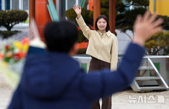 [영천=뉴시스] 이무열 기자 = 경북 영천시 금호읍 거여초등학교에서 ‘나홀로 졸업식’이 열린 10일 오전 이 학교의 유일한 올해 졸업생인 정세율 학생이 졸업식을 마친 뒤 운동장에서 담임선생님과 손을 흔들며 인사하고 있다. 2026.02.10. lmy@newsis.com