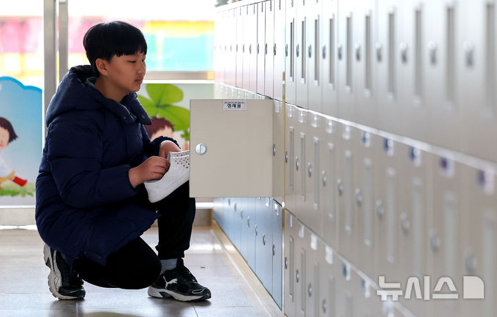 [영천=뉴시스] 이무열 기자 = 경북 영천시 금호읍 거여초등학교에서 ‘나홀로 졸업식’이 열린 10일 오전 이 학교의 유일한 올해 졸업생인 정세율 학생이 졸업식을 마친 뒤 실내화를 챙기고 있다. 2026.02.10. lmy@newsis.com