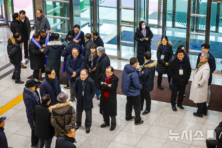 [파주=뉴시스] 정병혁 기자 = 개성공단 전면중단 10주년인 10일 경기 파주시 남북출입사무소에 개성공단 입주기업 임직원들이 모여있다. 2026.02.10. jhope@newsis.com