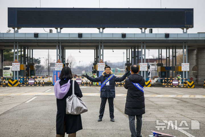 [파주=뉴시스] 정병혁 기자 = 10일 경기 파주시 남북출입사무소 앞에서 열린 2.10 개성공단 전면중단 10주년 기자회견에서 개성공단입주기업 임직원이 기념촬영을 하고 있다. 2026.02.10. jhope@newsis.com