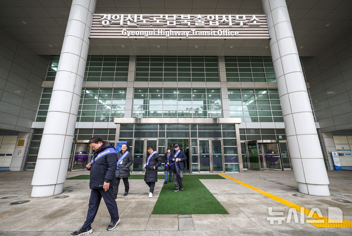 [파주=뉴시스] 정병혁 기자 = 개성공단 전면중단 10주년인 2월 10일 경기 파주시 남북출입사무소에서 개성공단 입주기업 임직원 및 관계자들이 기자회견을 위해 이동하고 있다.  2026.10.20. jhope@newsis.com