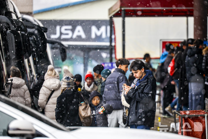 [파주=뉴시스] 정병혁 기자 = 지난 10일 경기 파주시 통일촌을 찾은 외국인 관광객들이 눈을 맞으며 사진을 찍고 있다. (사진=뉴시스DB) jhope@newsis.com