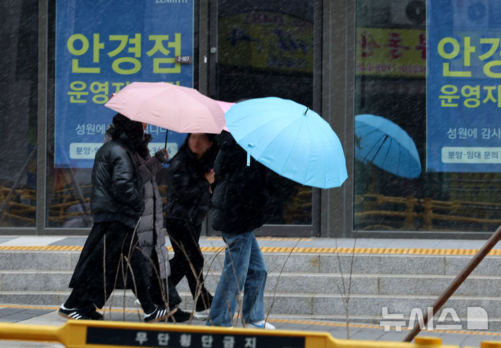 [인천=뉴시스] 전진환 기자 = 10일 오후 인천 미추홀구청 인근 인도에서 시민들이 날리는 눈발을 맞으며 걸어가고 있다. 2026.02.10. amin2@newsis.com