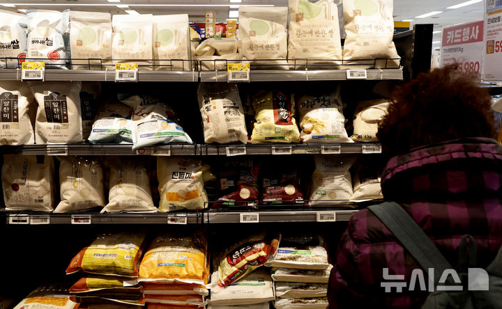 [서울=뉴시스] 김혜진 기자 = 서울 시내 한 대형마트에서 시민들이 쌀을 살펴보고 있다. 2026.02.10. jini@newsis.com