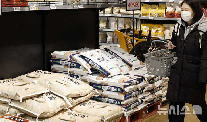 [서울=뉴시스] 김혜진 기자 = 서울 시내 한 대형마트에서 시민들이 쌀을 살펴보고 있다. 2026.02.10. jini@newsis.com